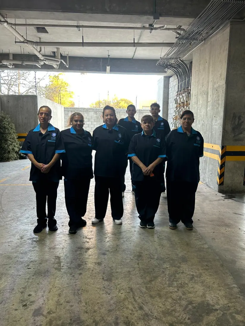 Equipo de limpieza de Maximus con uniforme