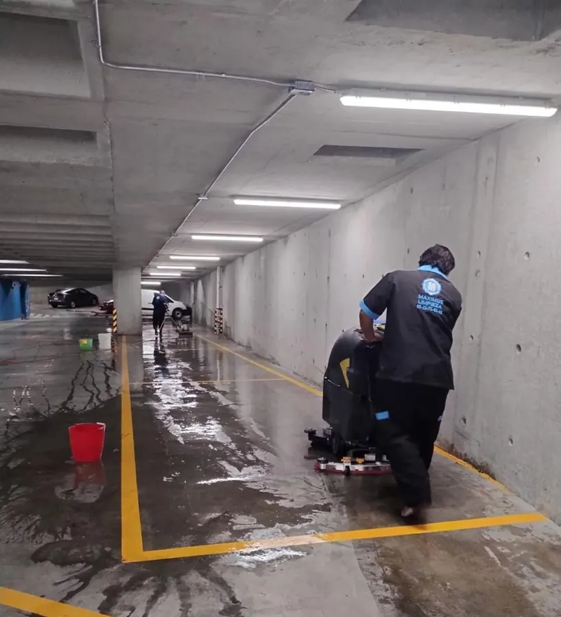 Lavado mecanizado de estacionamiento subterráneo