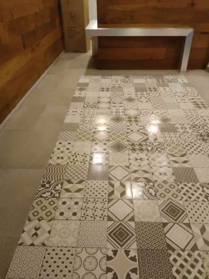 Piso de mosaico limpio en área comercial